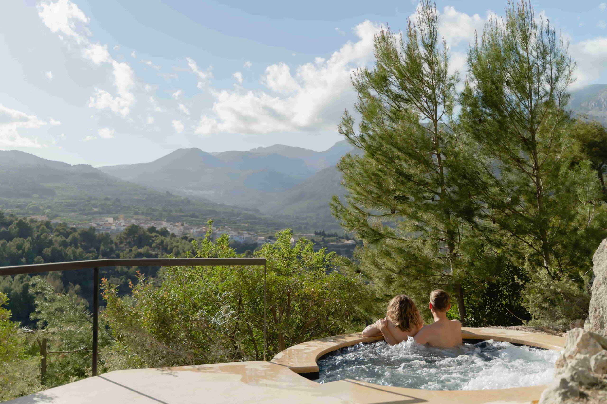 Pareja En Jacuzzi Exterior Premium Pool Suite VIVOOD Landscape Hotel