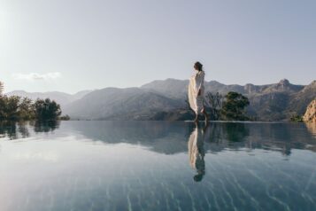 Mujer descansando en la piscina Infinity con vistas al horizonte en VIVOOD